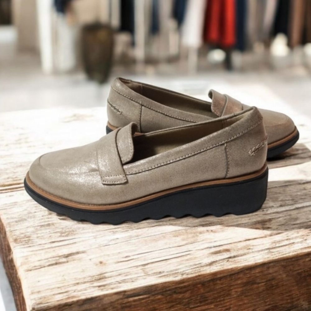 NWOB Clarks Womens Sharon Gracie slip-on Wedge Loafer size 6M US